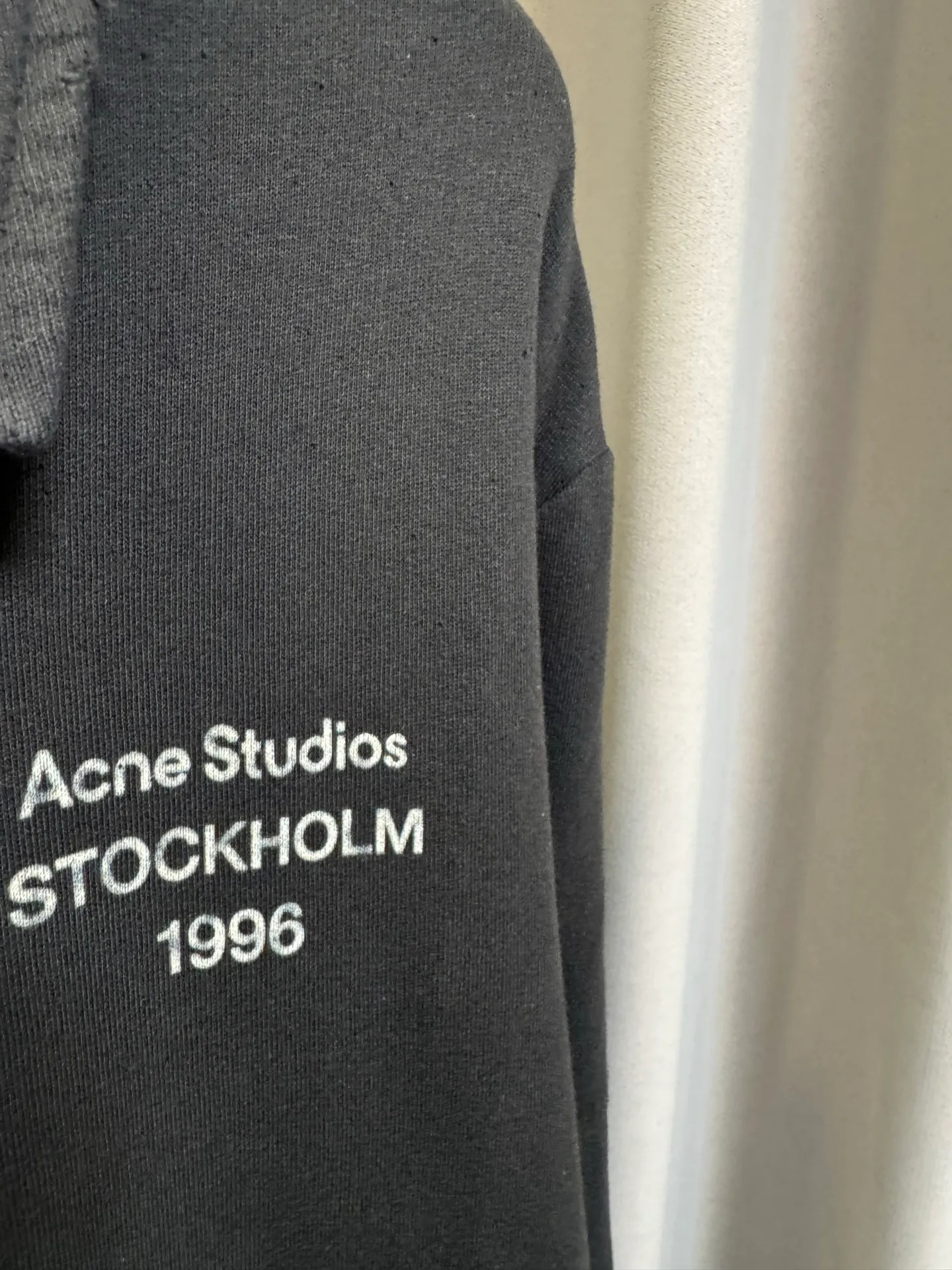 [Premium Replica] Acne 26FW Lapel Full-Zip Retro Washed Jacket (Black) Selected high-gram heavyweight ring-spun pure cotton large terry fabric, composed of 89 cotton and 11 linen. Consistent with the original version. After multiple enzyme stone grinding pre-washing and shaping, the cloth surface has a slightly distressed and brushed texture. It feels soft and waxy but not stiff, and it is not easy to pill or deform after long-term wear. Size：s/m/l/xl